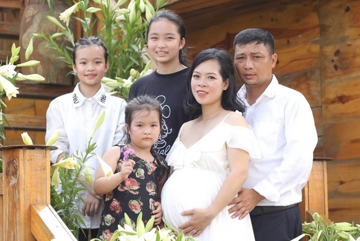 Me xoay xo lam nhieu nghe nuoi 4 con khi chong dot ngot qua doi hinh anh