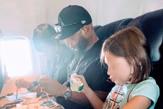 Cau chuyen dang sau buc anh gay sot tren chuyen bay o My hinh anh