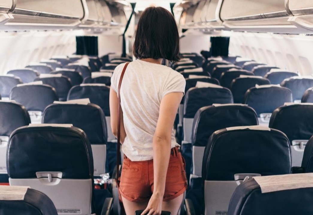 Co gai tu choi ngoi canh nguoi ngoai co tren may bay hinh anh