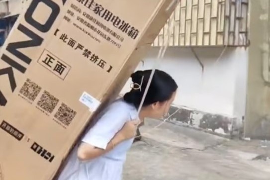 Clip con gai giup cha cong tu lanh gay xuc dong o Trung Quoc hinh anh