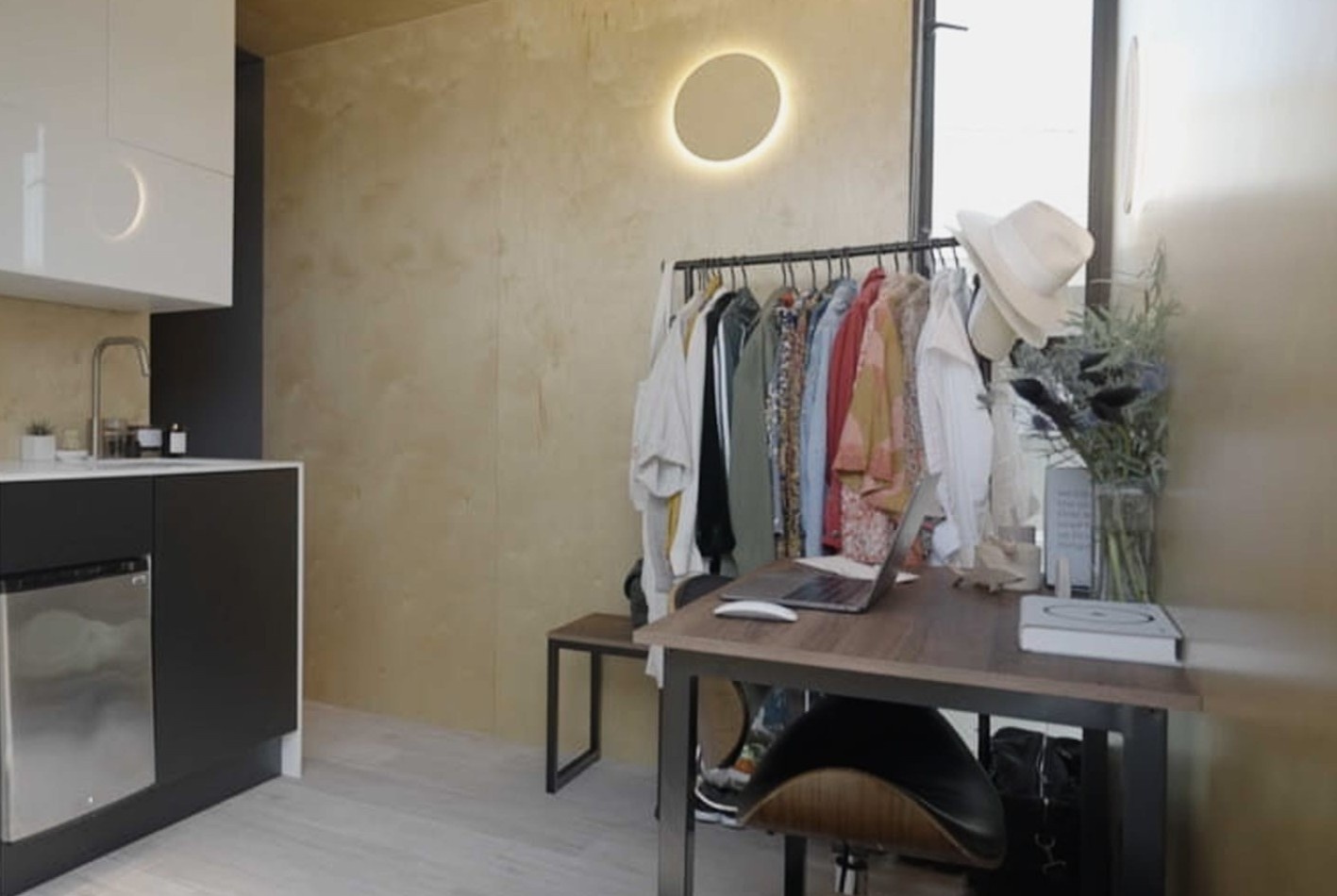 Tra 1.600 USD/thang de song trong can nha nho hon mot cho de xe hinh anh