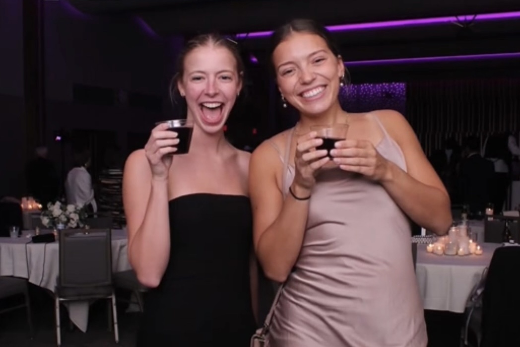 Di 'an chua' dam cuoi nguoi la, 2 co gai My bi lo theo cach khong ngo hinh anh