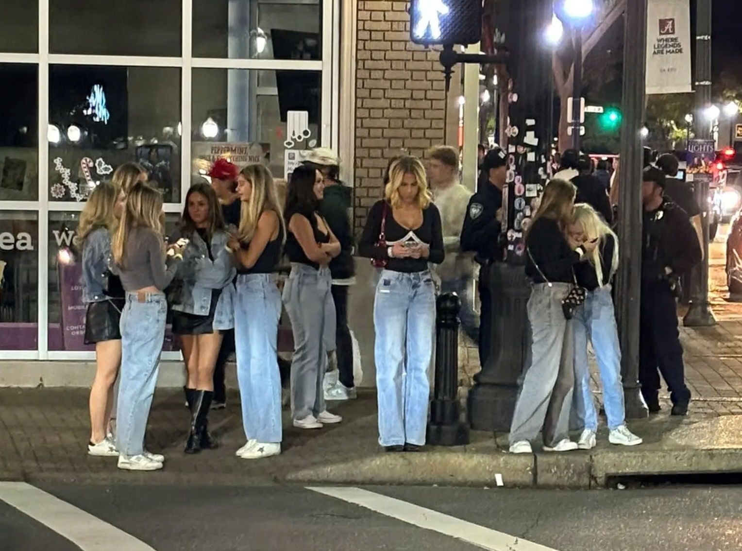 Thay gi khi 6 co gai bi ‘nem da’ vi mac do qua giong nhau? hinh anh