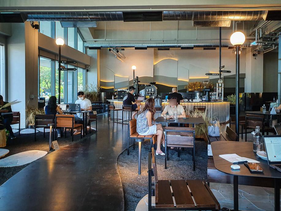 Quan ca phe o Singapore bi to duoi khach ngoi qua 90 phut hinh anh