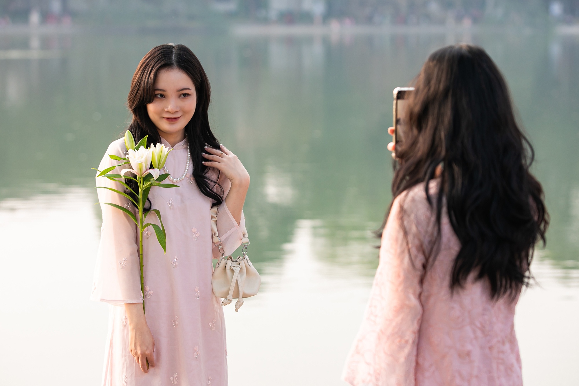 1 m2 co 10 'nang tho' chup anh Tet o ho Guom hinh anh