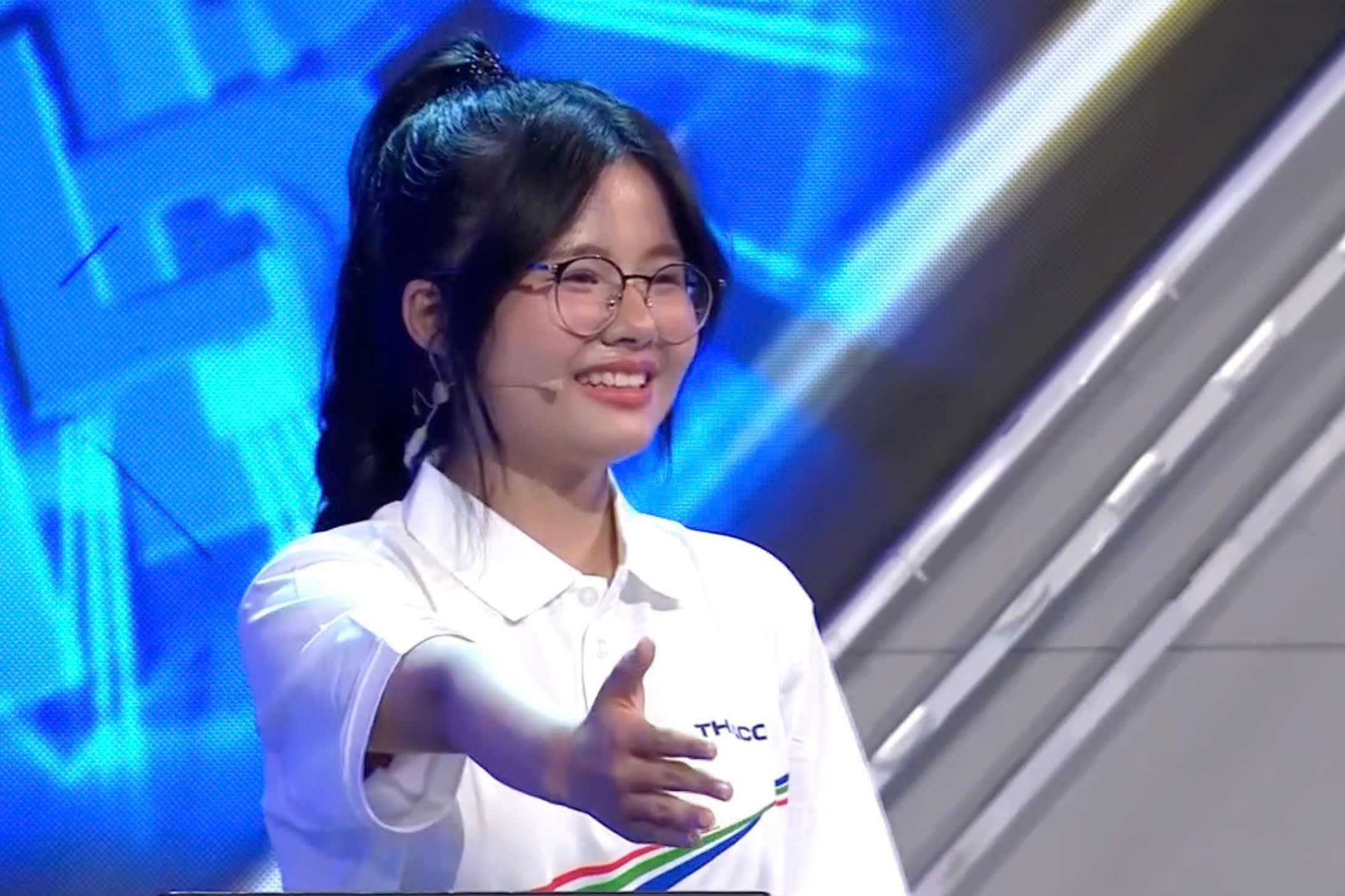 Man doi dap 'gay bao' mang cua nu thi sinh Olympia va MC hinh anh