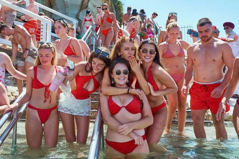 Tiec Giang sinh bat on o bai bien Australia hinh anh