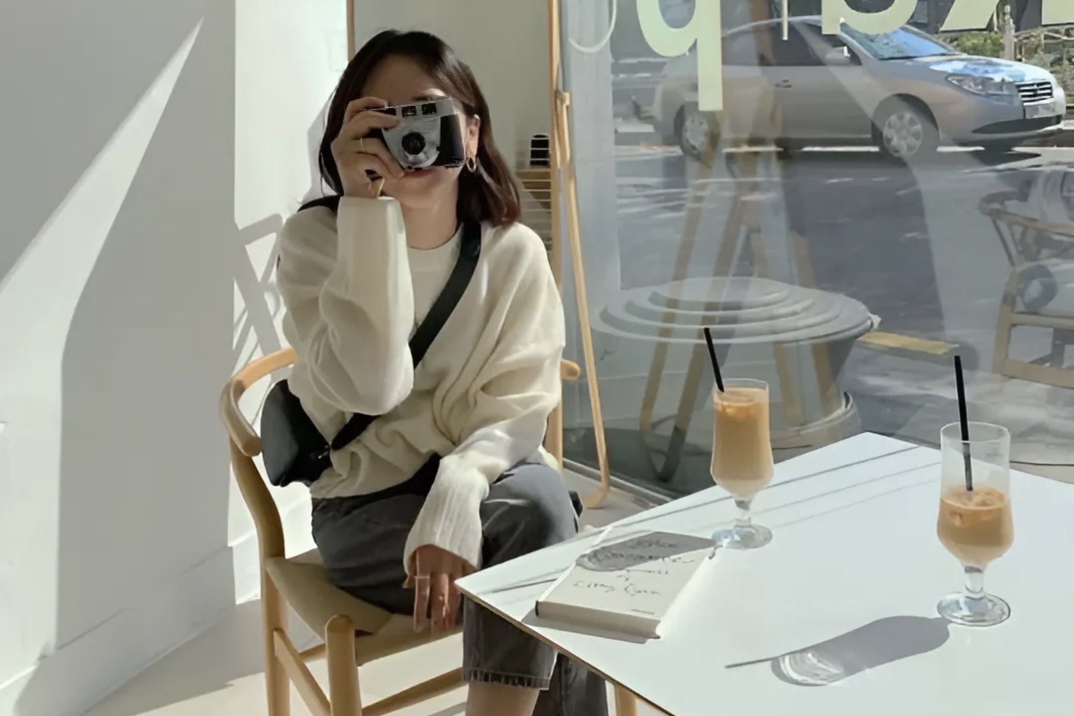 Nhung nguoi goi mot ly nuoc, ngoi ca tieng dong ho o quan ca phe hinh anh