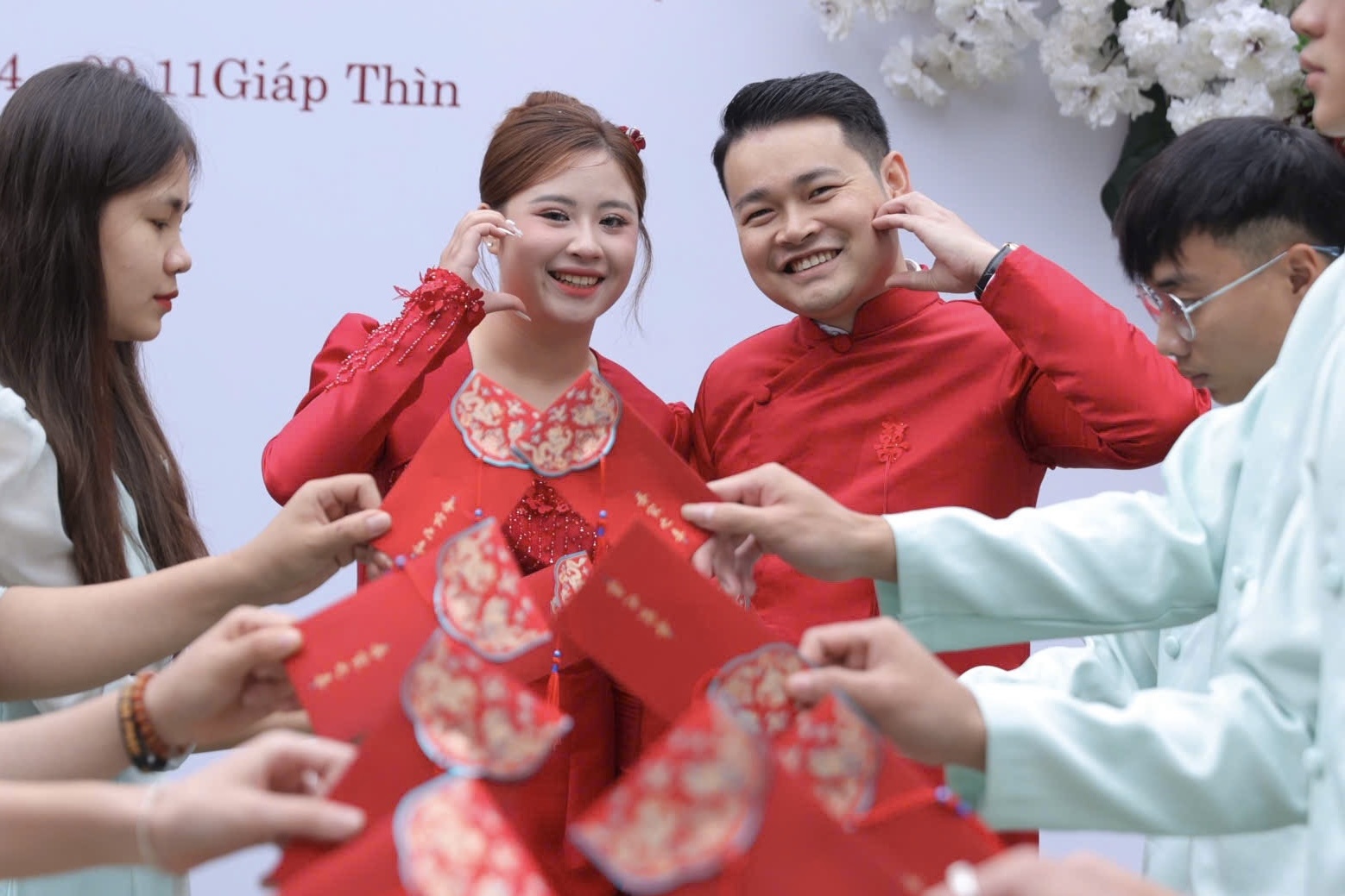 Vua cuoi xong, chu re tuc toc dua co dau den truong thi het mon hinh anh