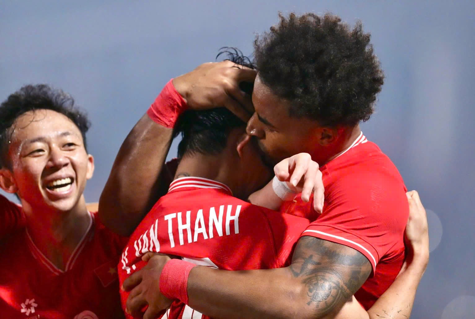 Thoi quen thom ma, be bong dong doi khi an mung cua Xuan Son hinh anh