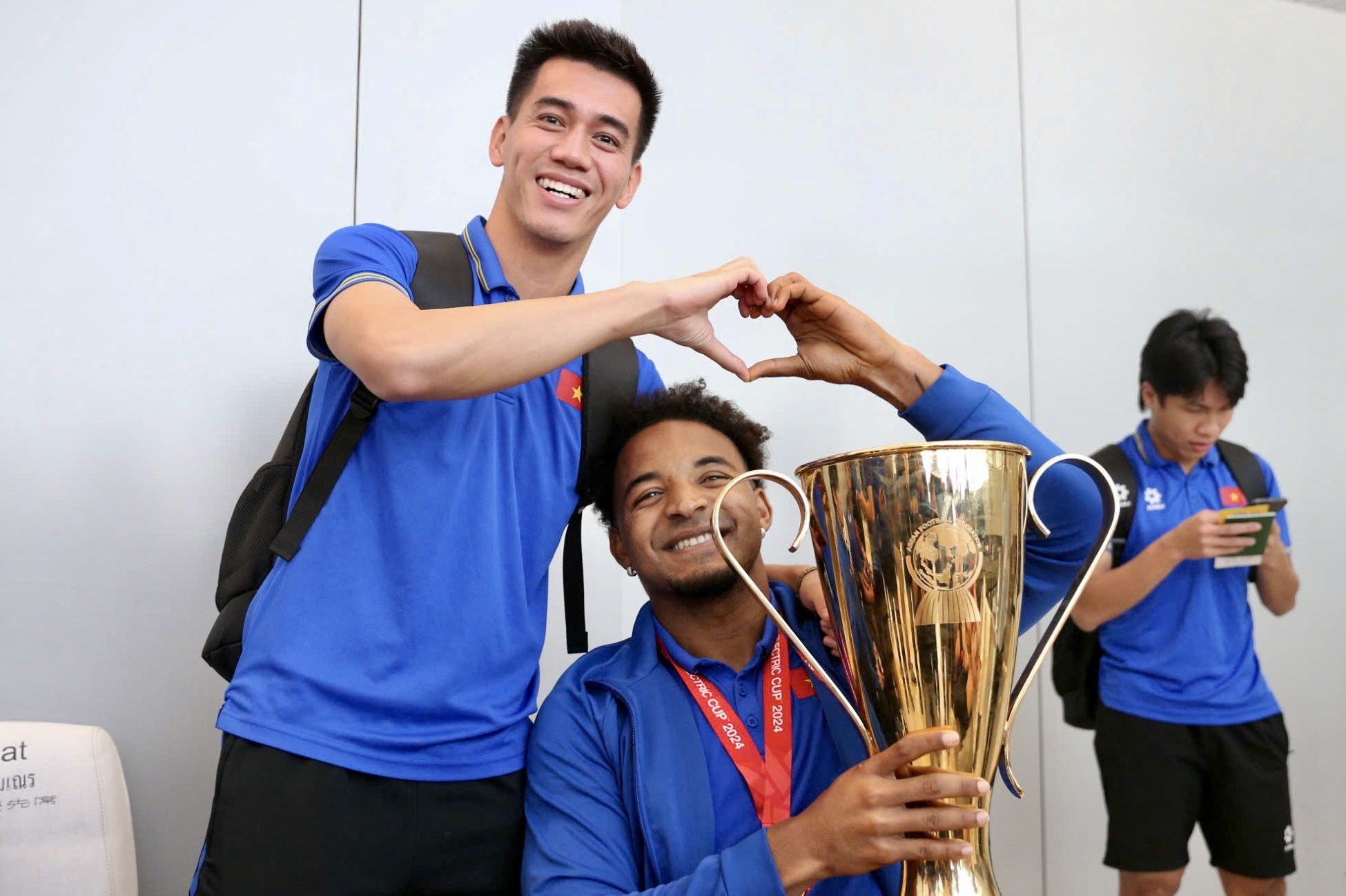 Xuan Son, Duy Manh va 4 cau thu duoc tang Huan chuong Lao dong hang Ba hinh anh