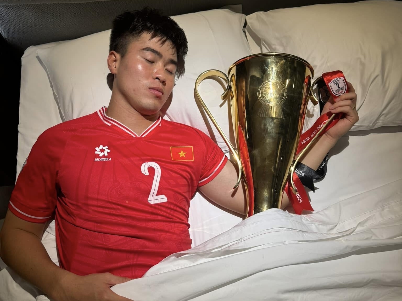 Dong doi ‘to’ Duy Manh gianh om cup vo dich di ngu hinh anh