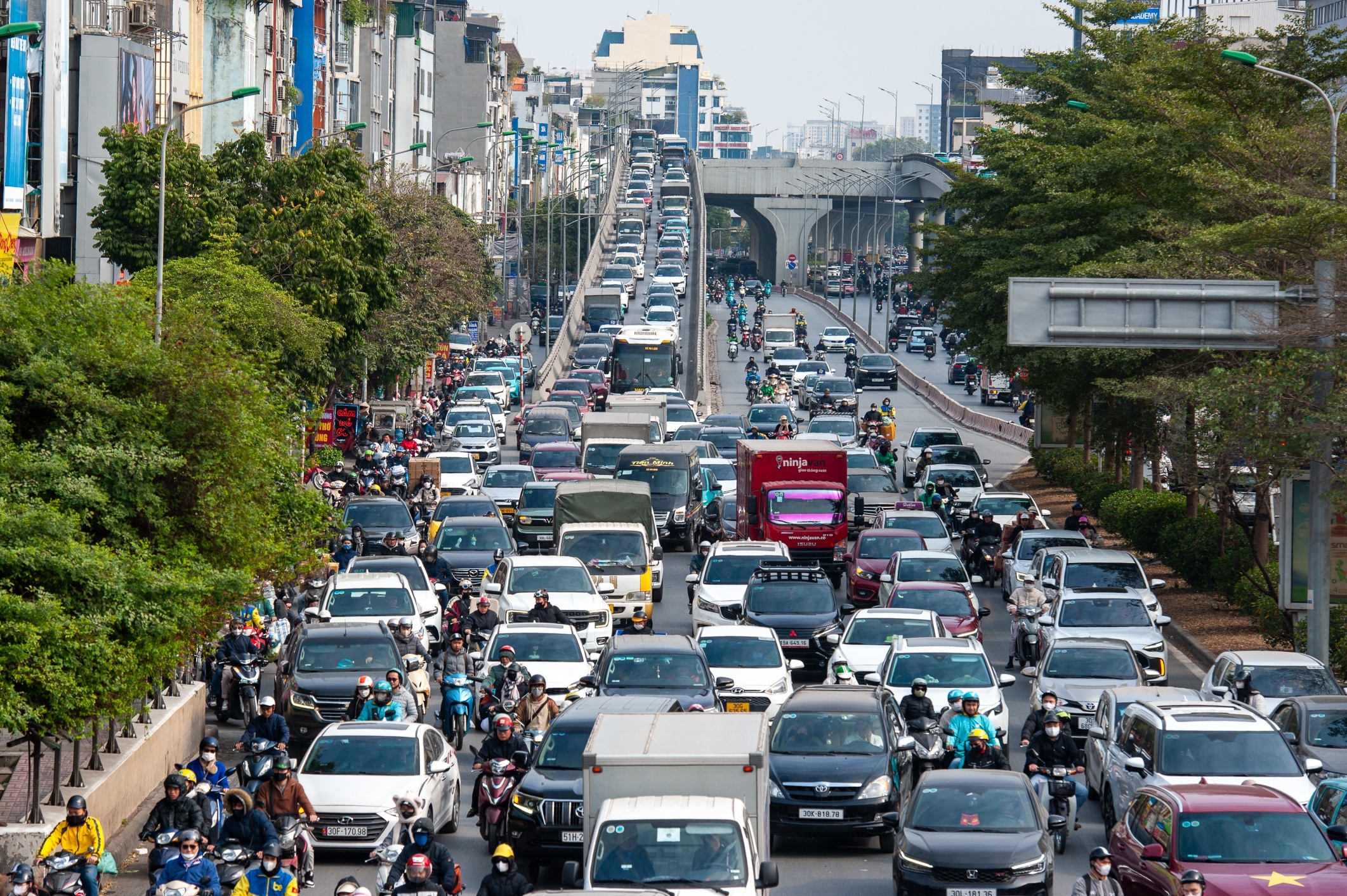 Dan cong so cat oto bat xe om di lam, dao lon gio giac vi un tac hinh anh