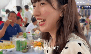 Theo chong Viet di an cuoi, vo Nhat bat ngo duoc dua tui bong lay phan hinh anh