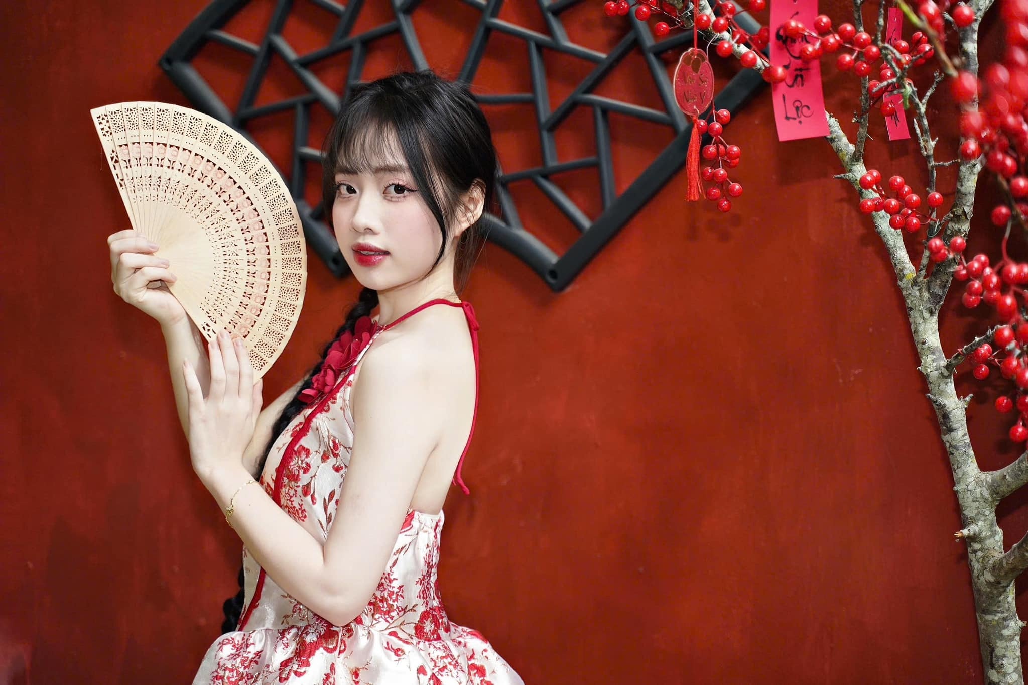 Xep hang cho 5 tieng de chup anh ao dai Tet o tiem ca phe co trang hinh anh