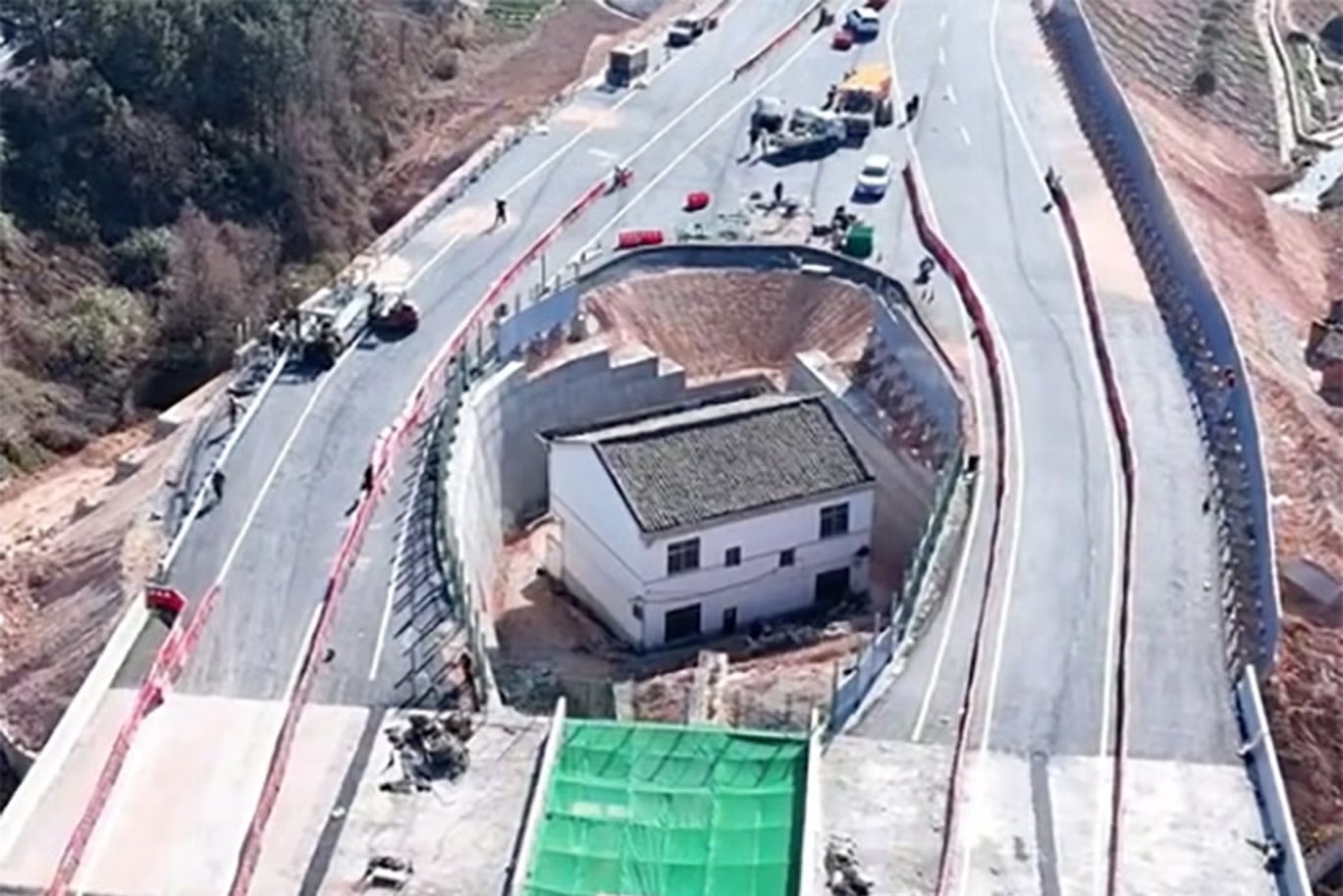 Hoi han vi che tien den bu, de nha lot thom giua cao toc o Trung Quoc hinh anh