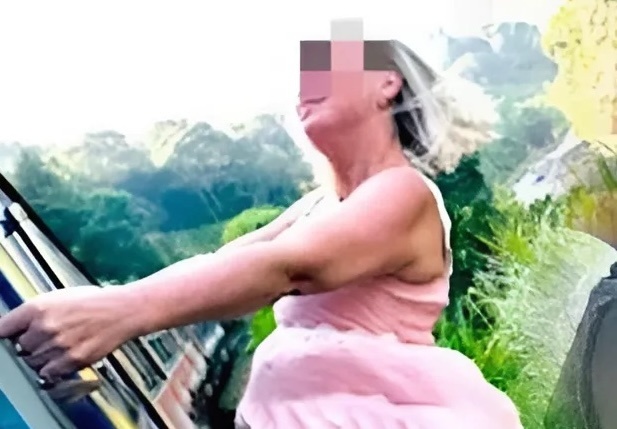 Du khach Nga mat mang vi tho nguoi ra khoi tau dang chay de selfie hinh anh