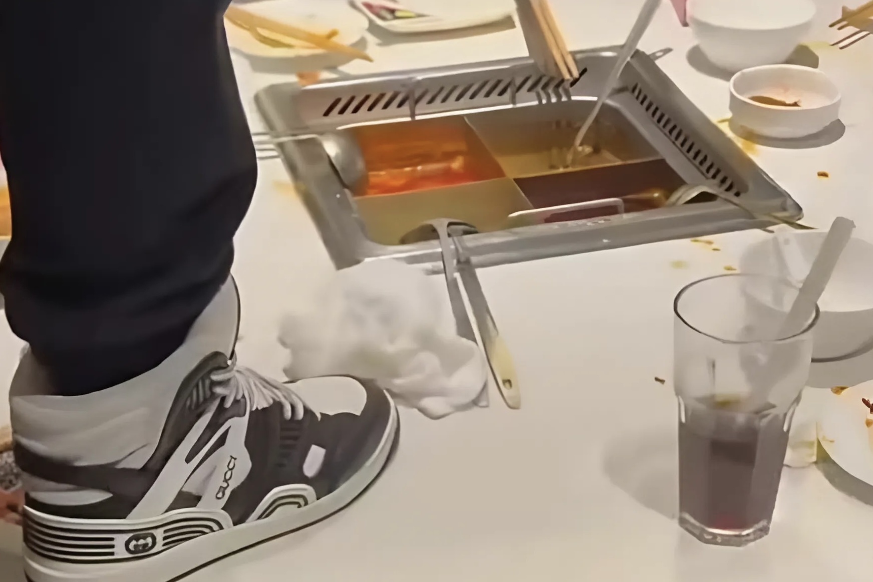 Haidilao bi phan ung du doi sau vu khach tieu vao noi lau o Thuong Hai hinh anh