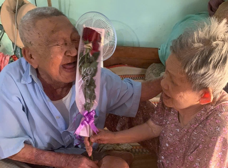 Cu ong 92 tuoi lom khom dem hoa tang vo ngay 8/3 hut trieu view hinh anh