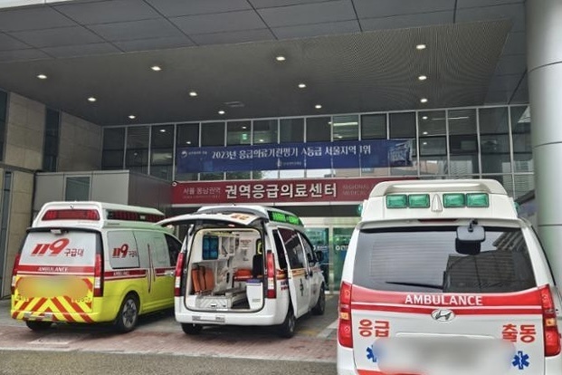 San phu de con tren xe cap cuu sau khi bi 40 benh vien tu choi hinh anh