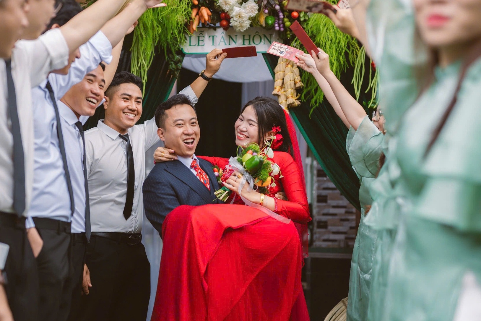 Dam cuoi o Binh Dinh trang tri bang 200 kg rau cu, khach goi mang ve hinh anh