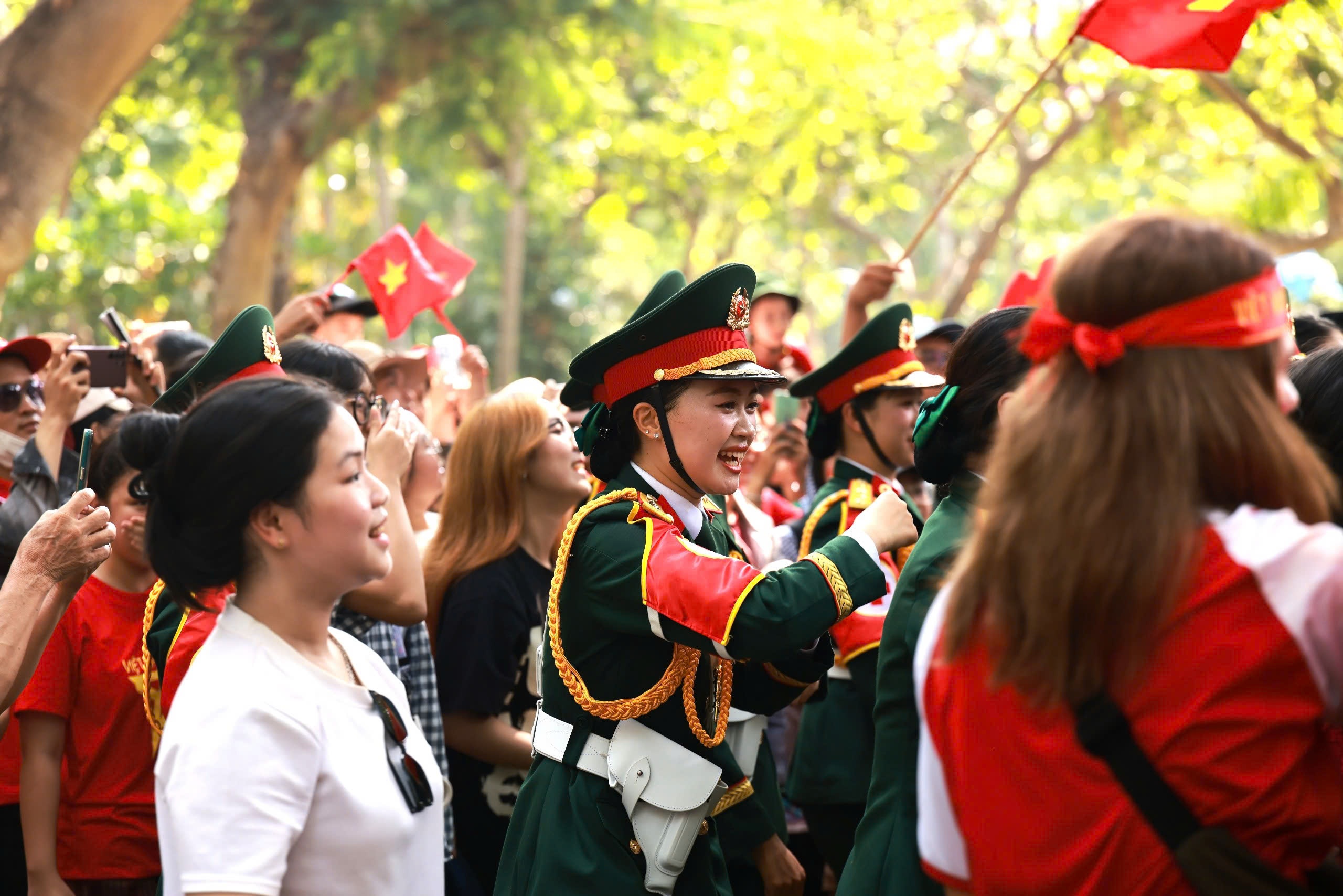 Khoanh khac nu chien si Quan y nhay dan vu 'giua vong tay nhan dan' hinh anh
