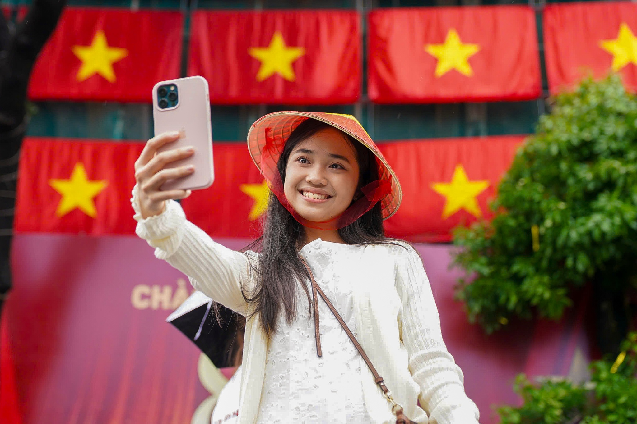 Nguoi dan han hoan biet tin duoc tang 100.000 dong an Tet Doc lap hinh anh