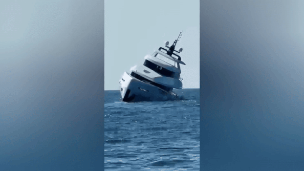 Can canh du thuyen hang sang bi lat va chim chi sau 15 phut ha thuy hinh anh