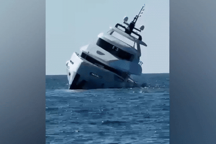 Du thuyen hang sang bat ngo chim, thuy thu lao xuong bien thoat than hinh anh