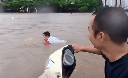 Canh nguoi dan boi giua 'bien' nuoc lenh lang o My Dinh hinh anh