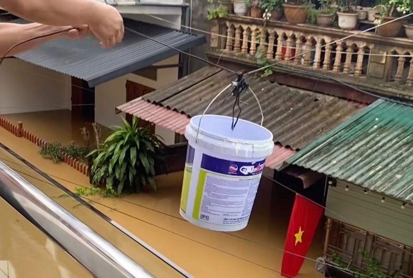 Canh dua com nong cho hang xom bi co lap vi mua ngap viral MXH hinh anh