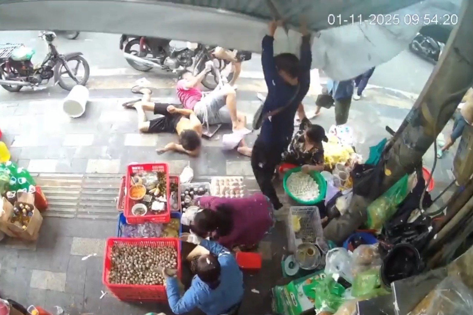 Tho son roi tu tren cao xuong, de trung nguoi dan o TP.HCM hinh anh