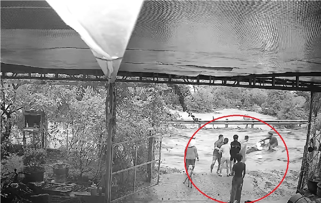 Khoanh khac dat da sat lo am am nhu thac, nguoi dan thao chay hinh anh