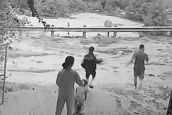 Canh sat lo kinh hoang o Dak Lak, nhieu nguoi bo cua chay thuc mang hinh anh