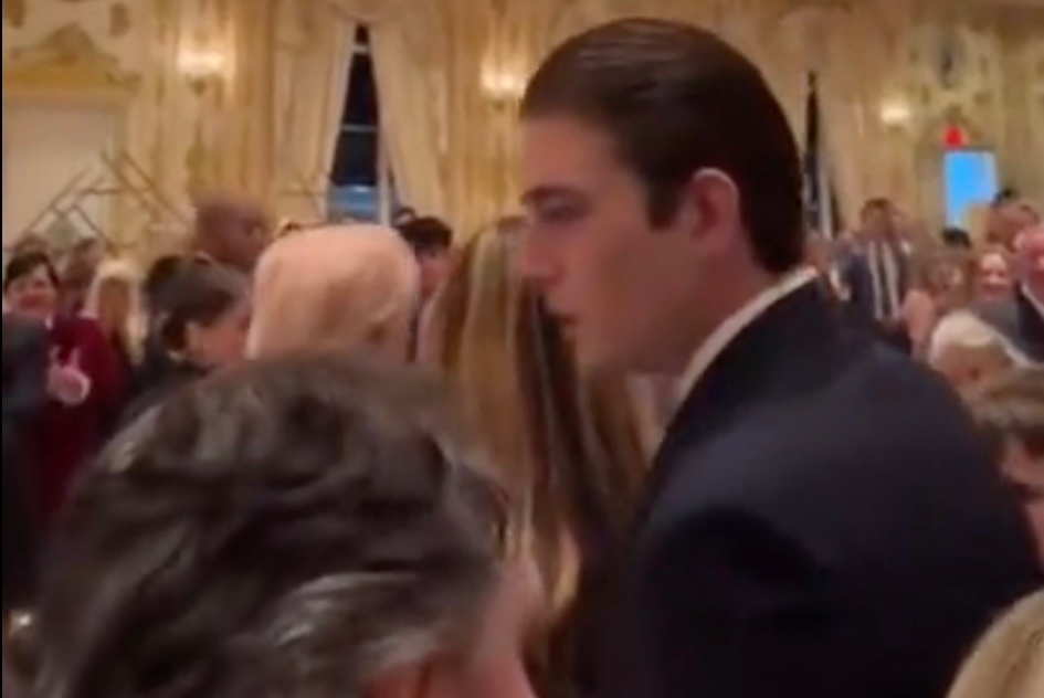 Chieu cao cua Barron Trump gay sot hinh anh