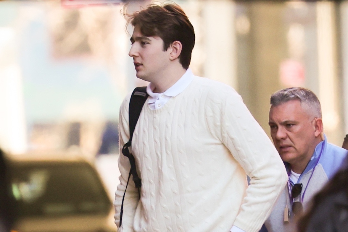 Barron Trump lai gay sot hinh anh