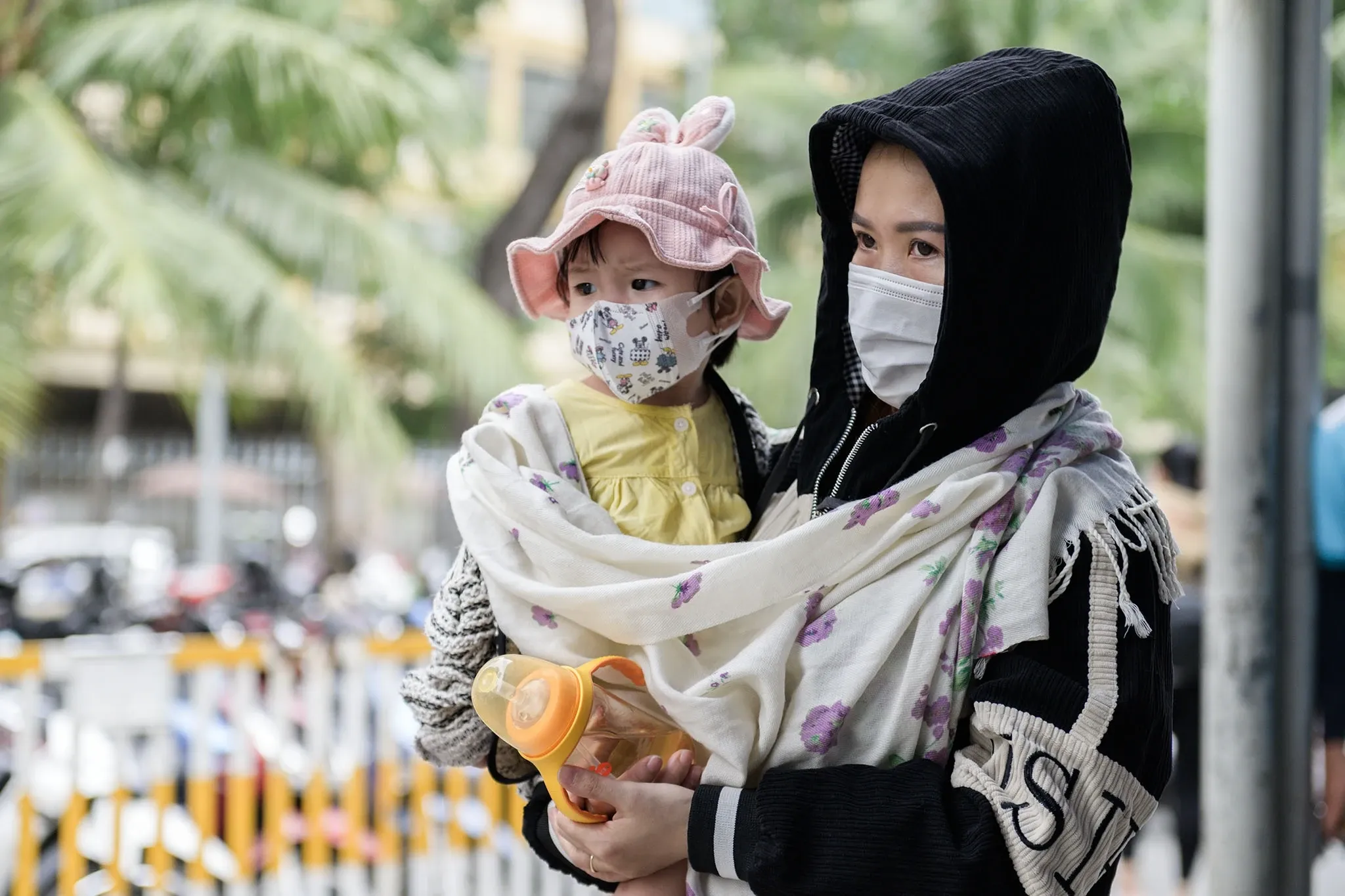 Gia dinh o TP.HCM, Ha Noi vat va vi nang nong hinh anh