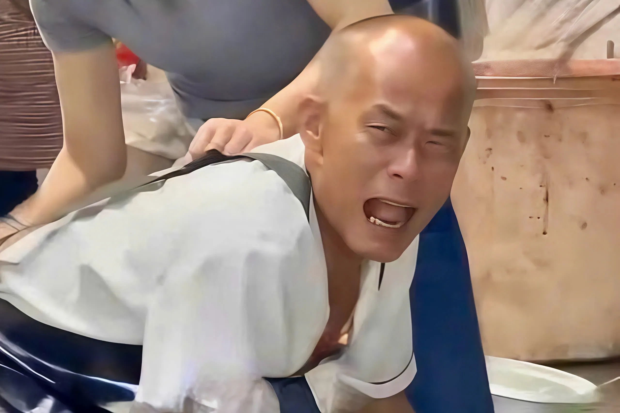 Chu quan lau ga 'van xin khach dung toi' lai gay bao hinh anh