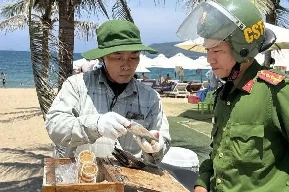 Xu phat nguoi 'het gia' khach Thai cay kem 100.000 dong o Nha Trang hinh anh