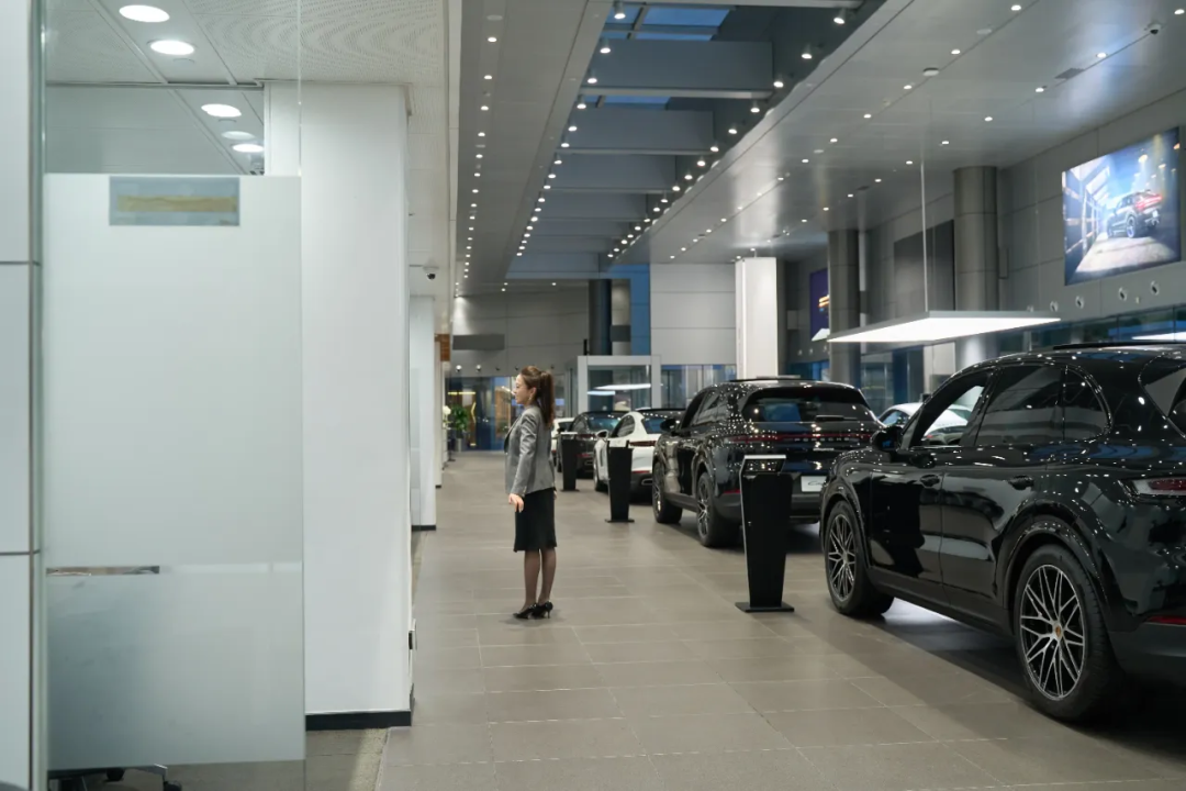 nh&acirc;n vi&ecirc;n Porsche ảnh 2