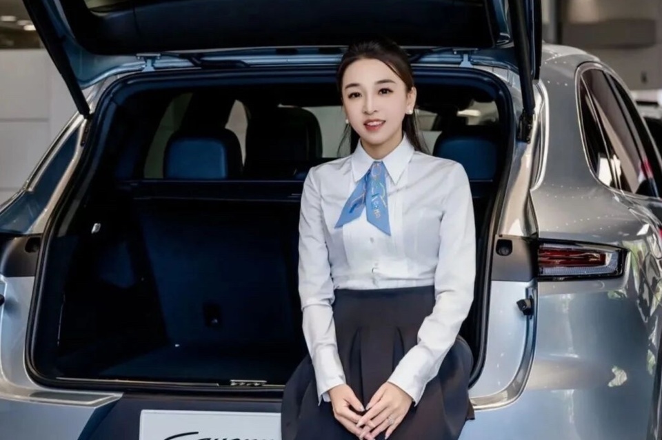 nh&acirc;n vi&ecirc;n Porsche ảnh 1