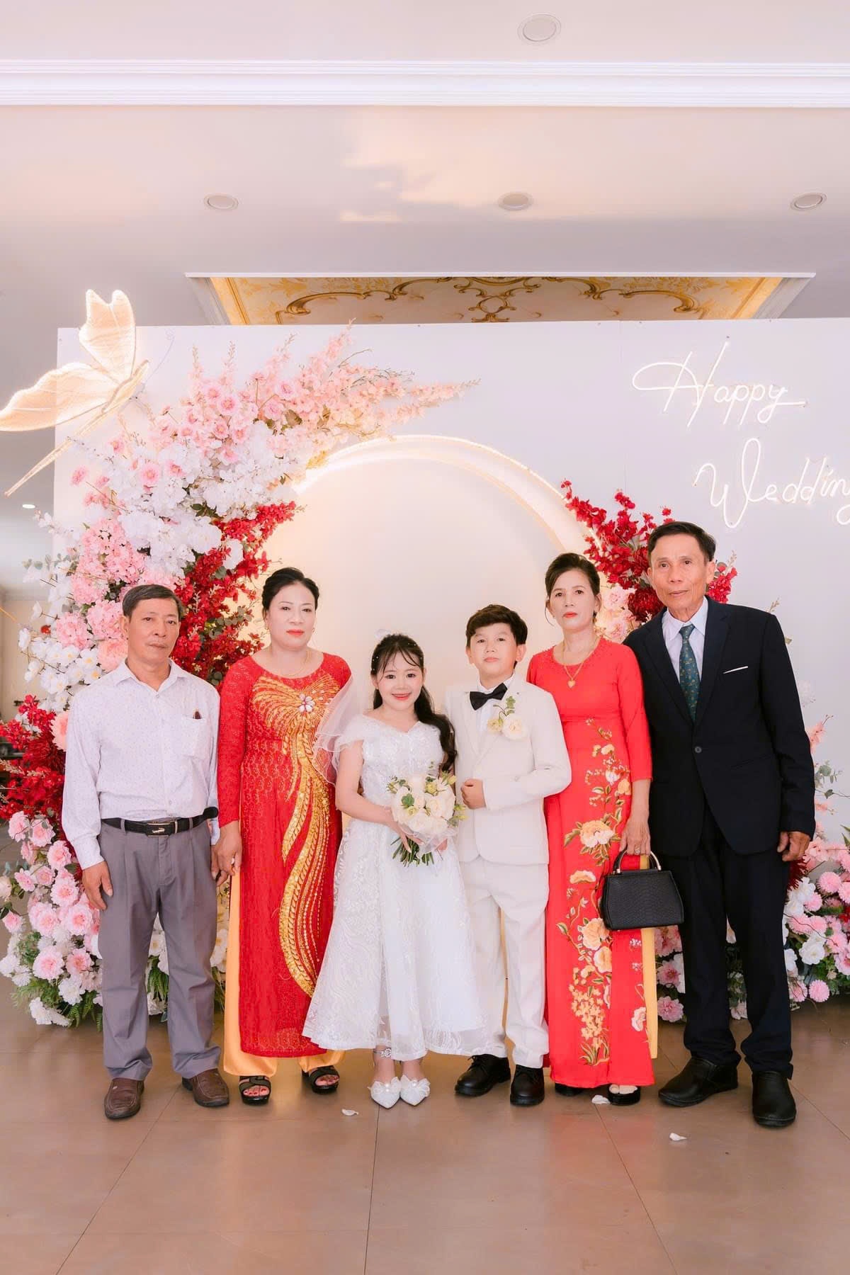 cặp đ&ocirc;i t&iacute; hon ảnh 2