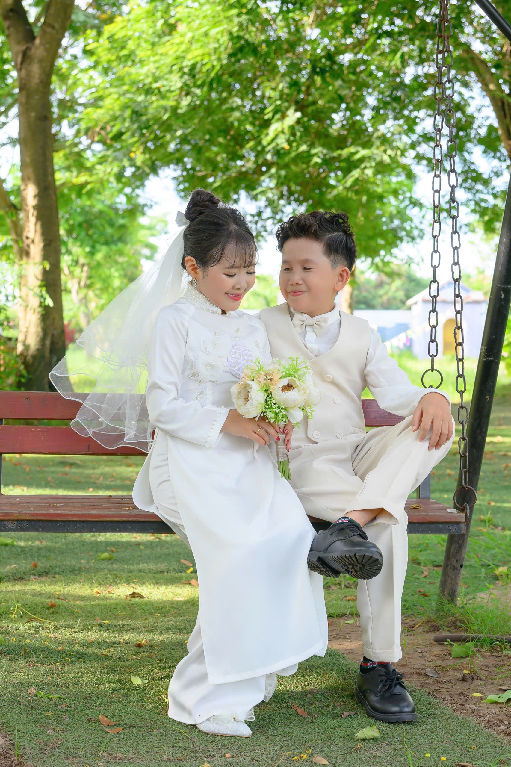 cặp đ&ocirc;i t&iacute; hon ảnh 3