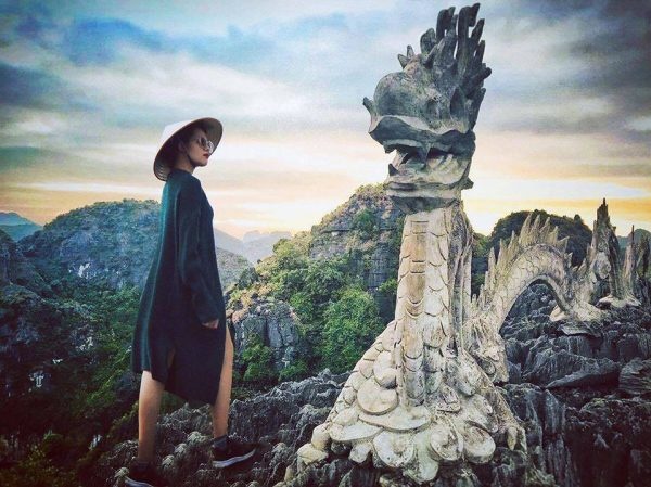 Ky quan cheo leo tren dinh nui o Ninh Binh hinh anh