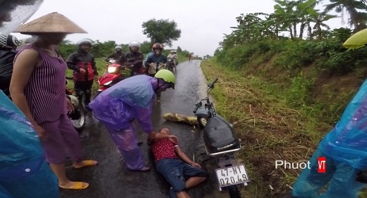 Di phuot thay nguoi bi nan, giup the nao moi dung? hinh anh