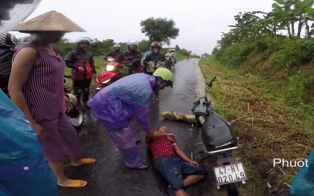 Di phuot thay nguoi bi nan, giup the nao cho dung? hinh anh