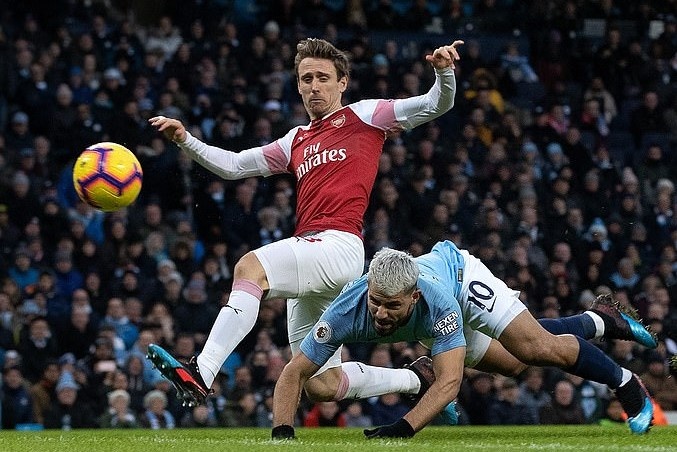 11 cau thu Arsenal trong vung cam khong the can Aguero ghi ban hinh anh