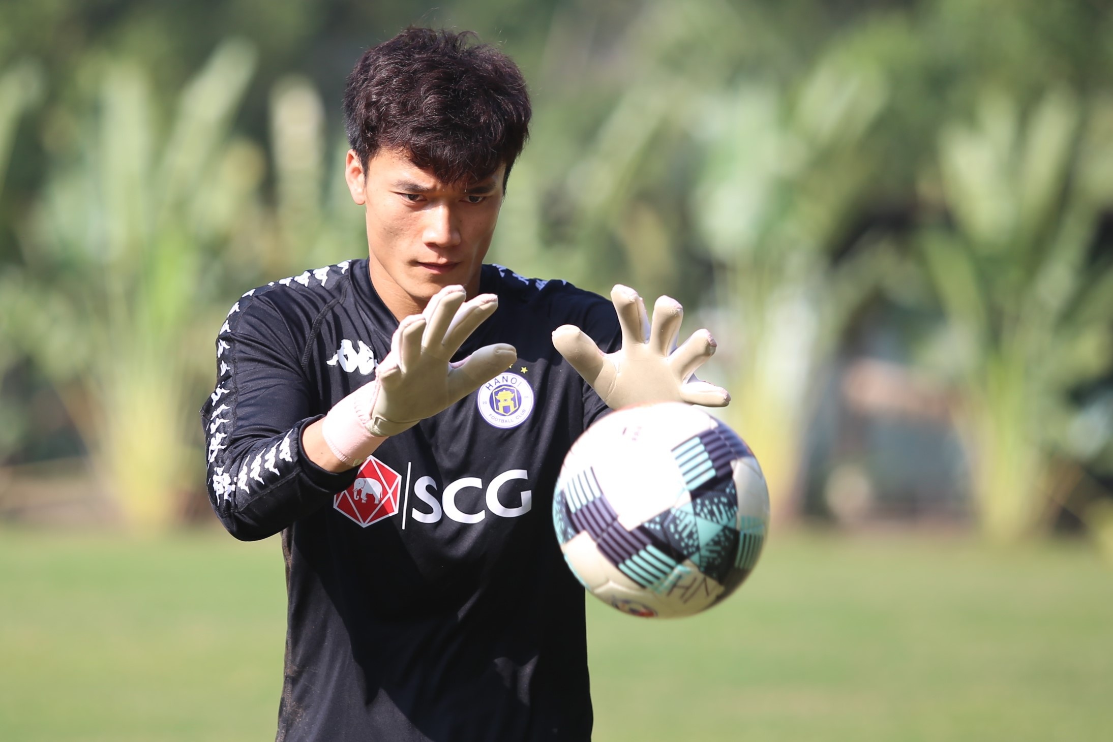 Bui Tien Dung no luc tap luyen trong mau ao CLB Ha Noi hinh anh