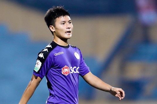 Quang Hai cung dong doi duoc li xi ngay dau nam moi hinh anh