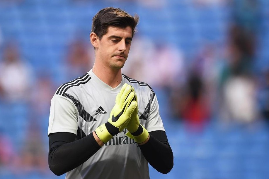 Courtois bi CDV Atletico tan cong bang chuot bong hinh anh